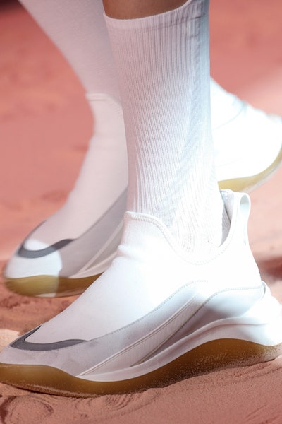 Трехмерные кроссовки Sportmax — созданы для активных романтиков | Vogue ...