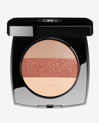 Новогодняя коллекция макияжа Chanel: мерцающие пудра, тени и румяна ...
