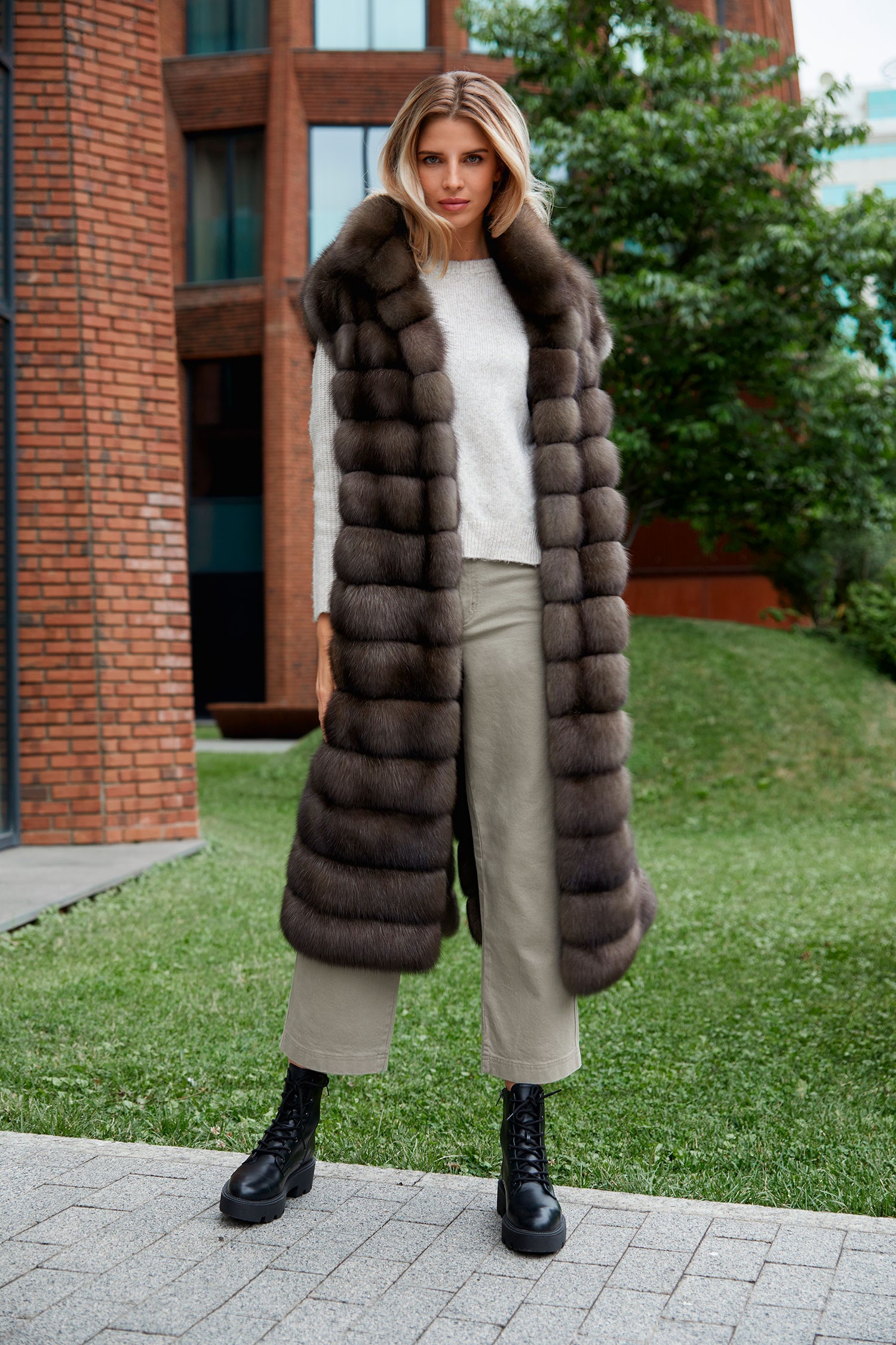 Кашемировые пальто, удлиненные меховые жилеты и дубленки из овчины в новой коллекции furnari