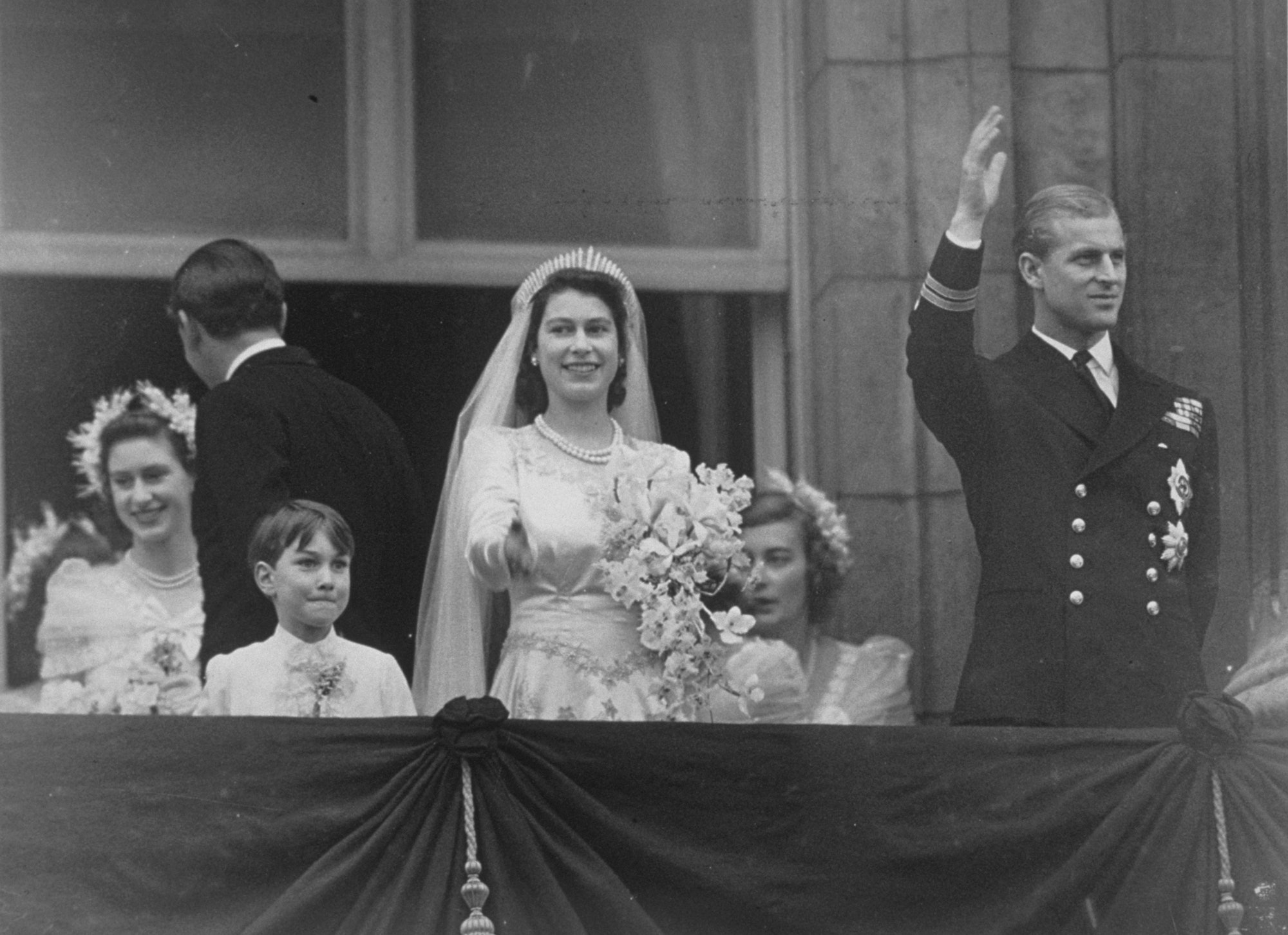 Помощь со свадьбой elizabeth wedding. Свадьба королевы Елизаветы. Свадебное платье королевы Елизаветы 1947.