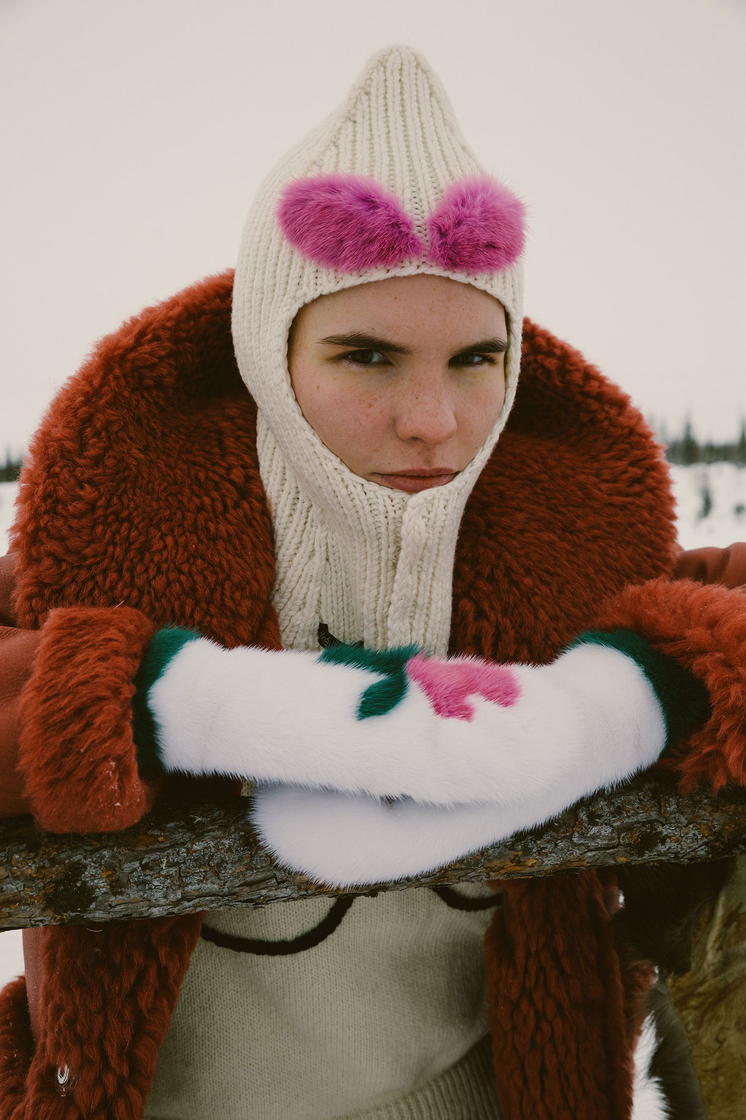 Теплые дубленки, необычные свитеры, яркие аксессуары и платья с мехом в новой коллекции петербургского бренда k é k é для суровой зимы