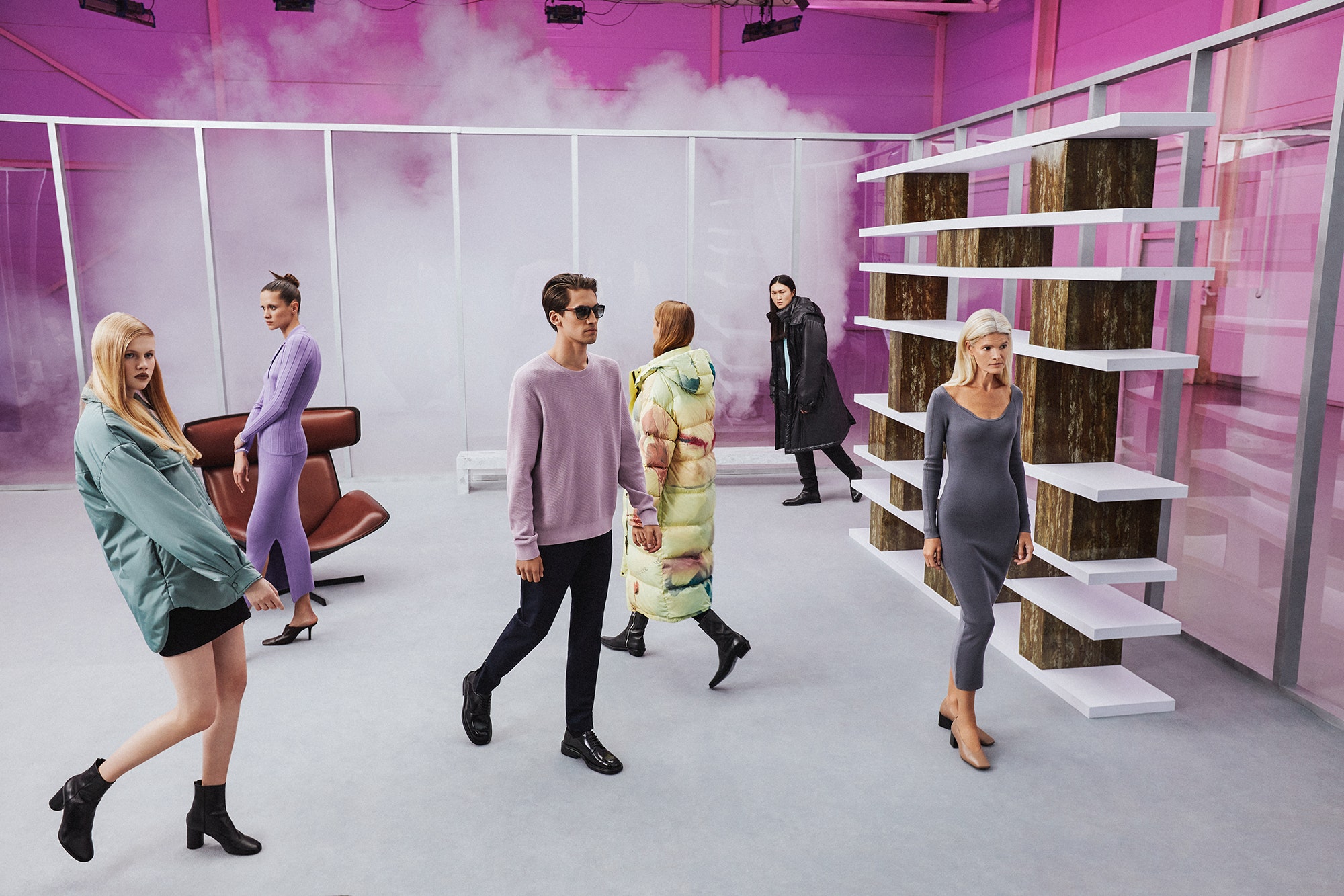 Футуристичный модный триллер в новой кампании «Цветного»: облегающие комбинезоны, ретросилуэты, фактурные ткани и широкоплечие пиджаки из 1980-х