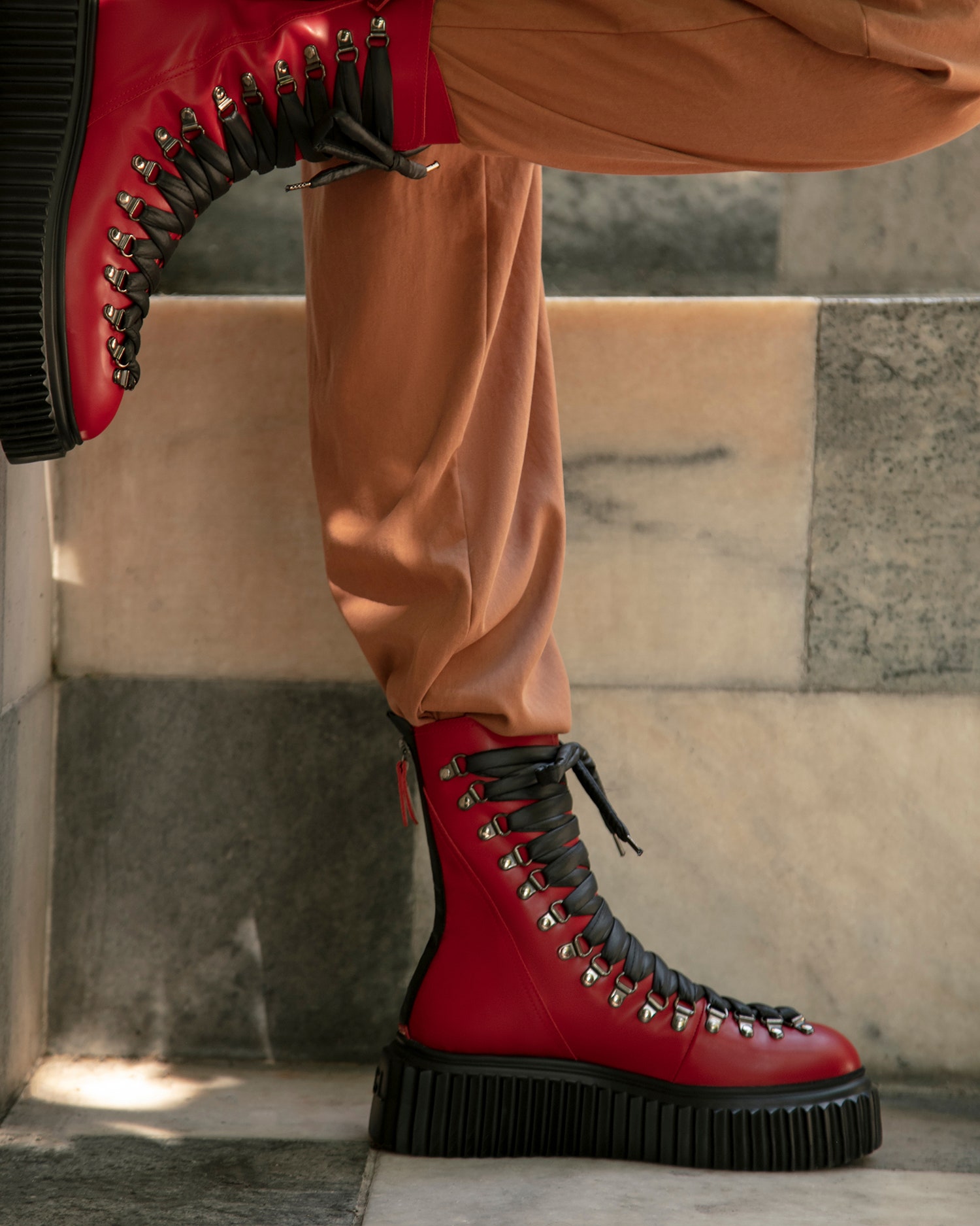 Новые брутальные высокие ботинки AGL на шнуровке в стиле гранж — новое решение итальянского бренда для базового гардероба, которое подойдет как на каждый день, так и для особого случая