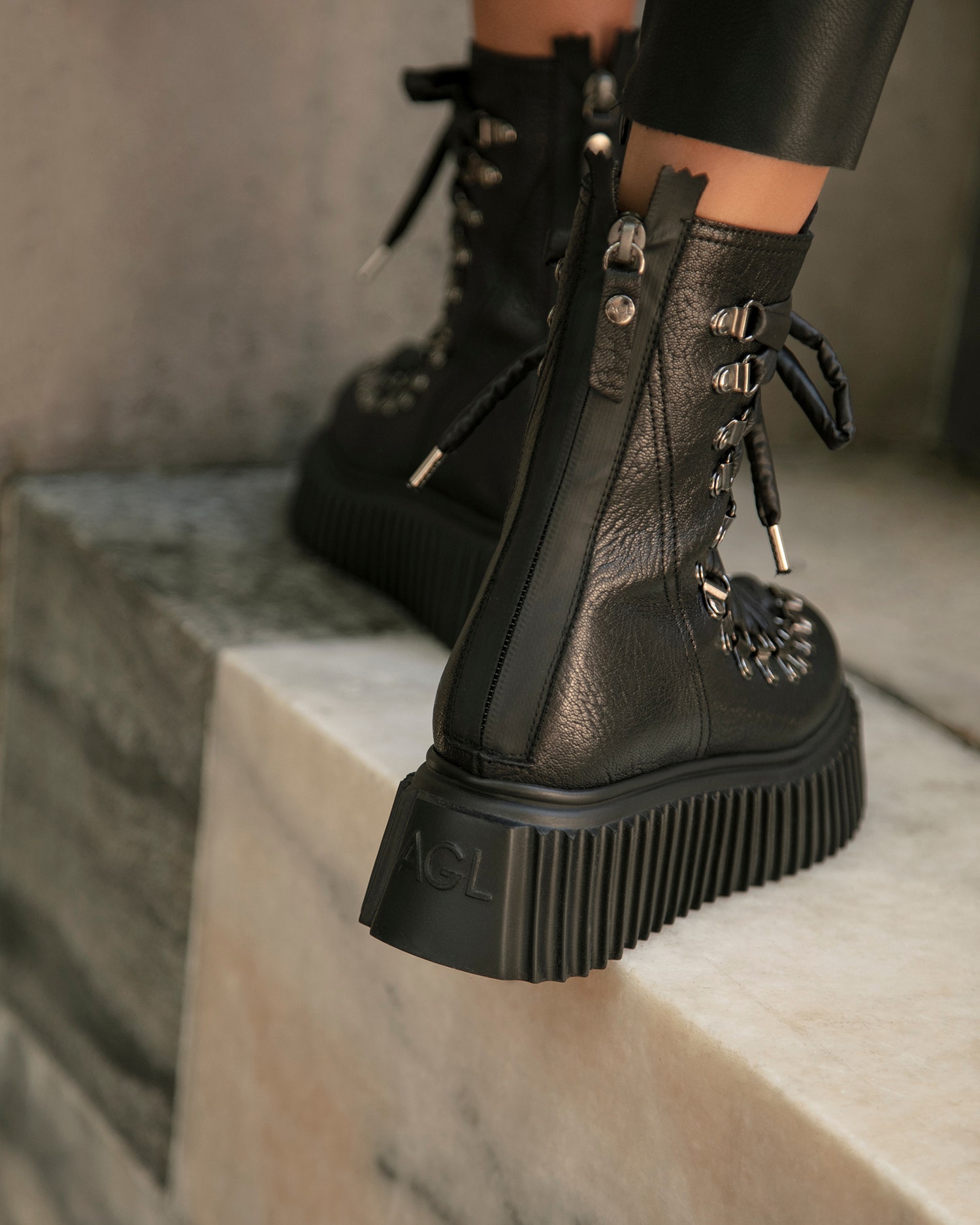 Новые брутальные высокие ботинки AGL на шнуровке в стиле гранж — новое решение итальянского бренда для базового гардероба, которое подойдет как на каждый день, так и для особого случая