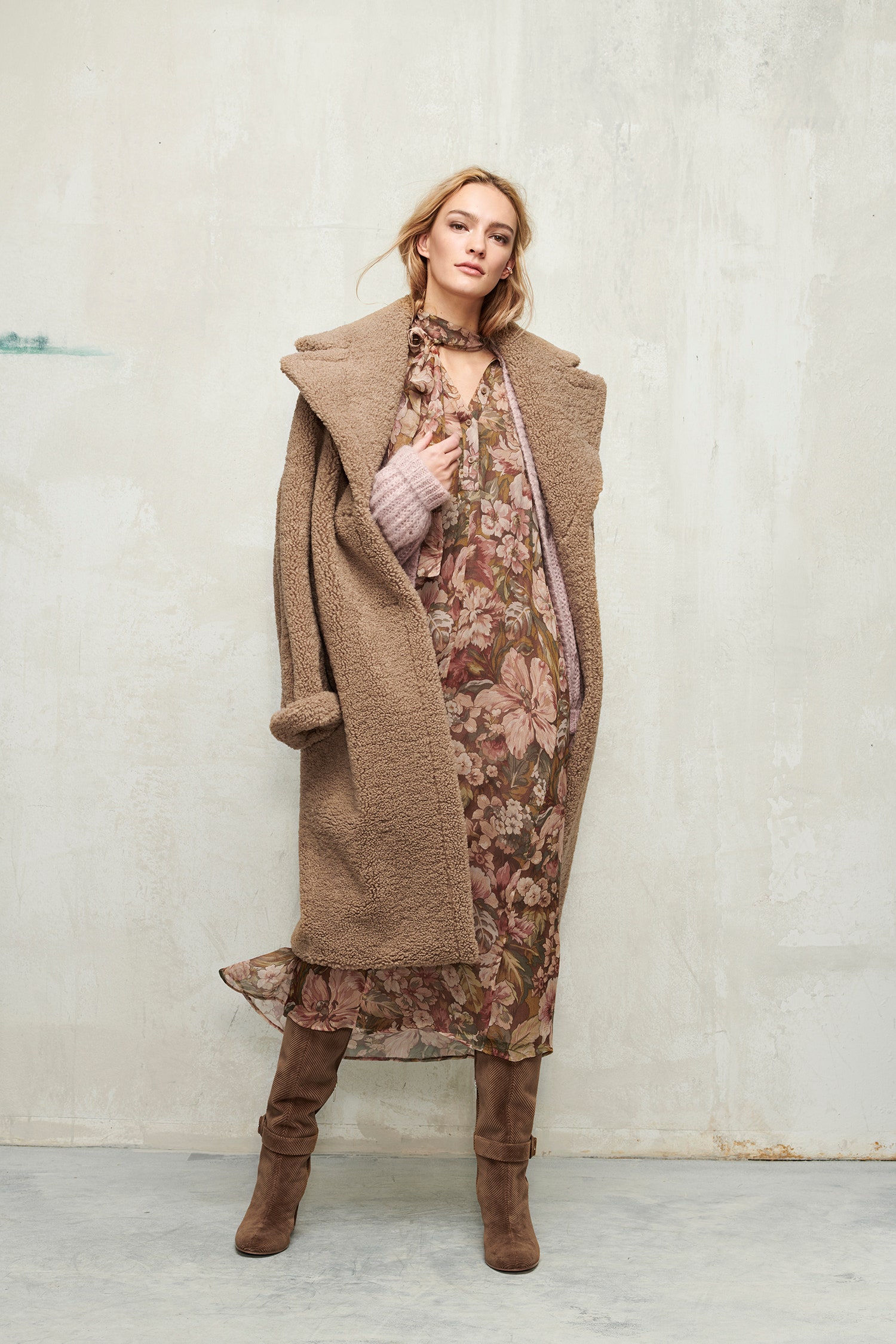 Базовый гардероб в женственной коллекции Luisa Cerano: свитеры, платья миди, костюмы, шубы из искусственного меха, вещи из кожи 