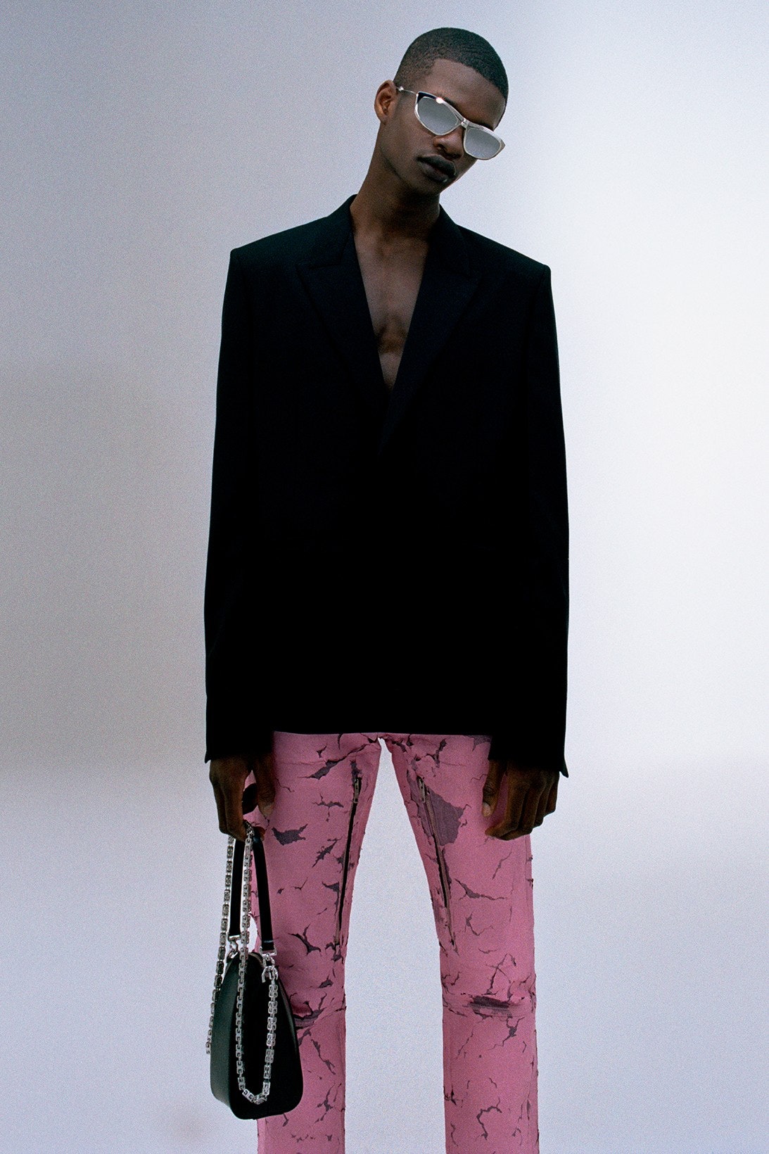 Givenchy выпустили капсулу-тизер к дебютной коллекции Мэтью Уильямса