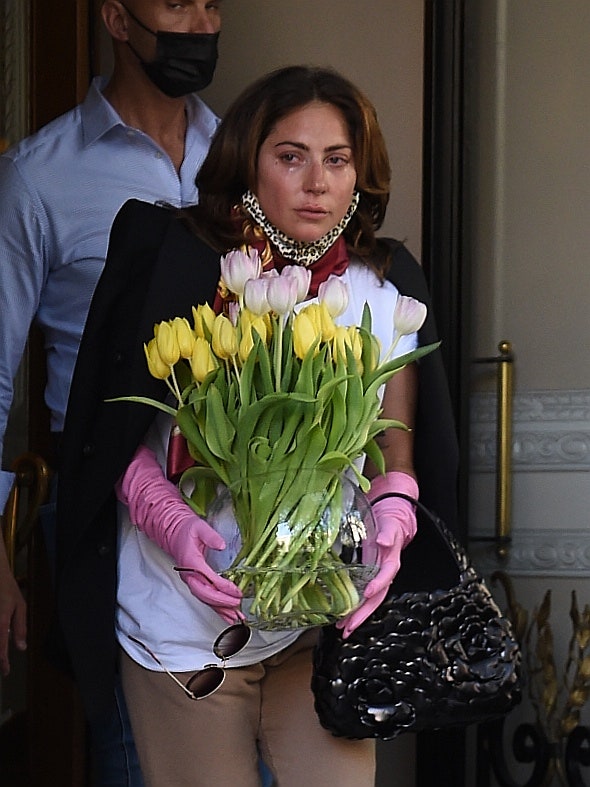 Леди Гага закончила съемки в фильме «Дом Гуччи» и прощается с Римом. Где купить сумку как у певицы