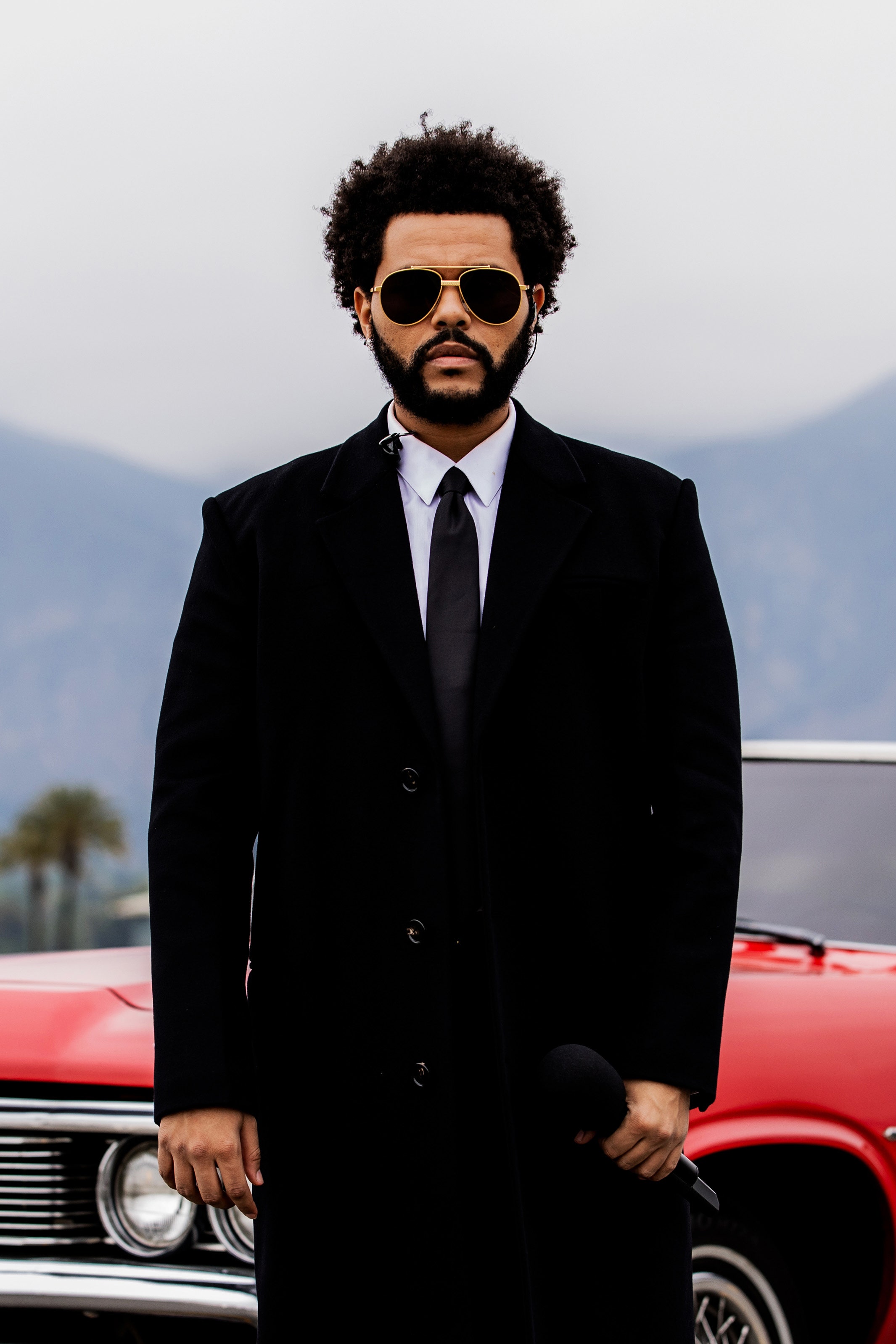 The Weeknd выступил на Billboard Awards в рубашке и галстуке. Повторяем образ триумфатора премии 