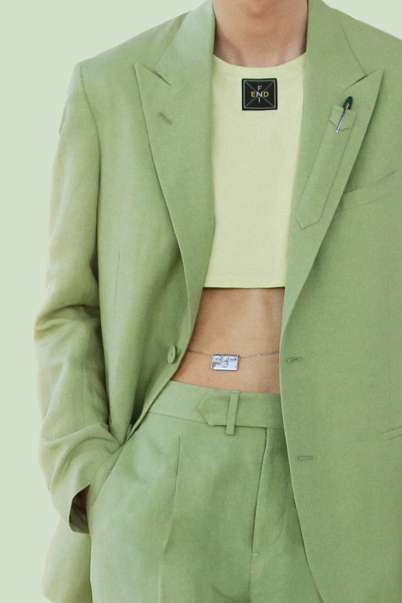 Fendi menswear весна-лето 2022: посмотрите на пояс-цепочку с сумкой Baguette из новой коллекции Сильвии Вентурини Фенди