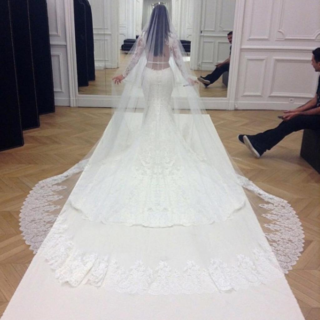 Как Риккардо Тиши создал одно из самых дорогих свадебных платьев для Ким Кардашьян