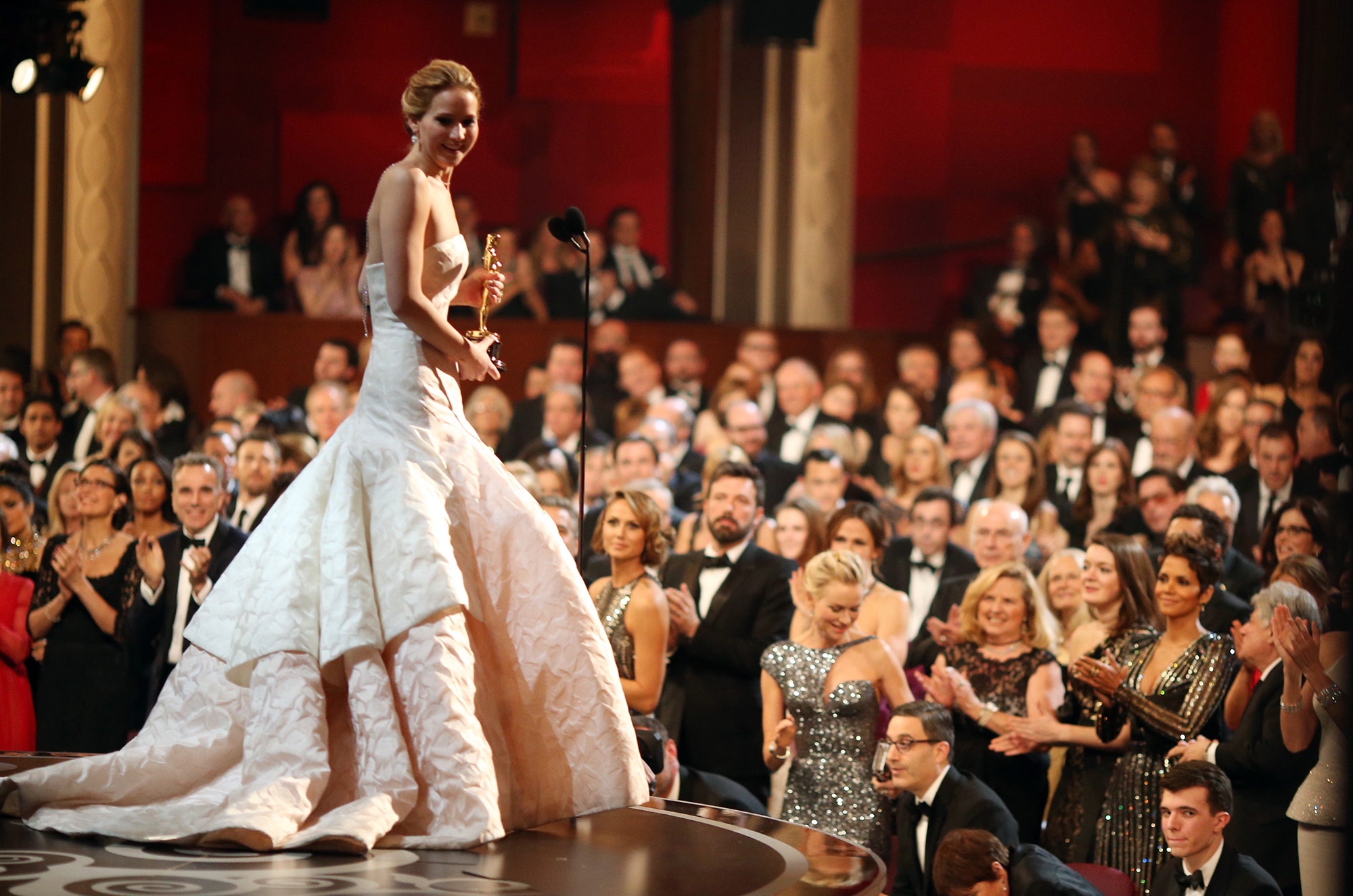 Дженнифер Лоуренс и ее платье Christian Dior, ставшее самым дорогим в истории «Оскара»