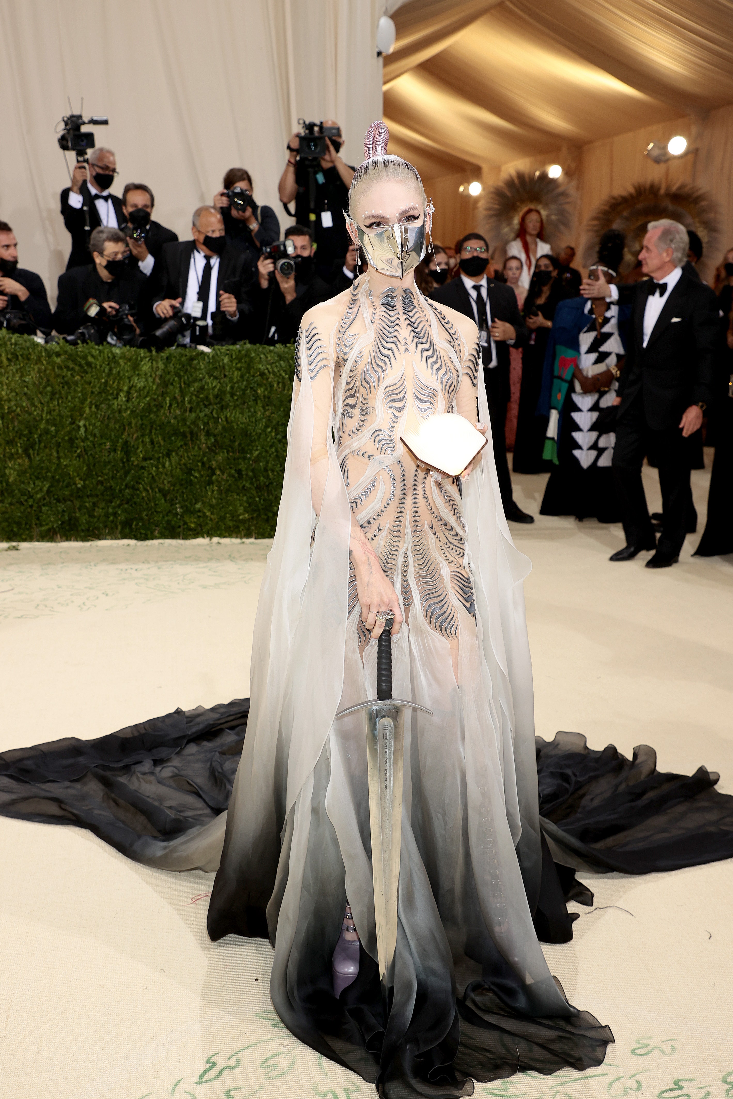 Билли айлиш мет гала. Grimes met Gala 2021. Мет Гала 2021 Билли. Билли Айлиш met Gala 2021. Граймс мет Гала 2021.